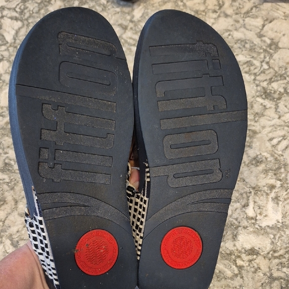 Fitflop Lulu Leather Toe Thong Sandals with Geometric Pattern - Picture 7 of 8